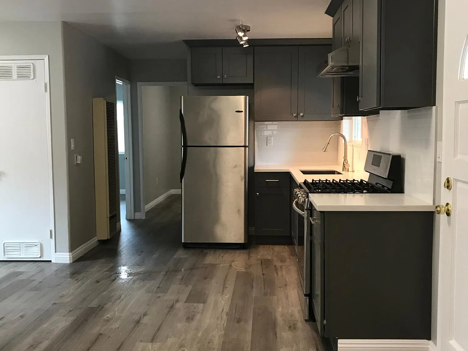 3 bed, 900 sqft, $2,950 — Photo 2
