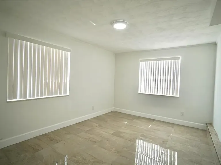 2205 A E Isaacs Ave W — Photo 3