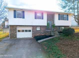 720 N Whispering Oak Cir, Powell, TN 37849