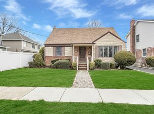 175 Andrews Rd, Mineola, NY 11501