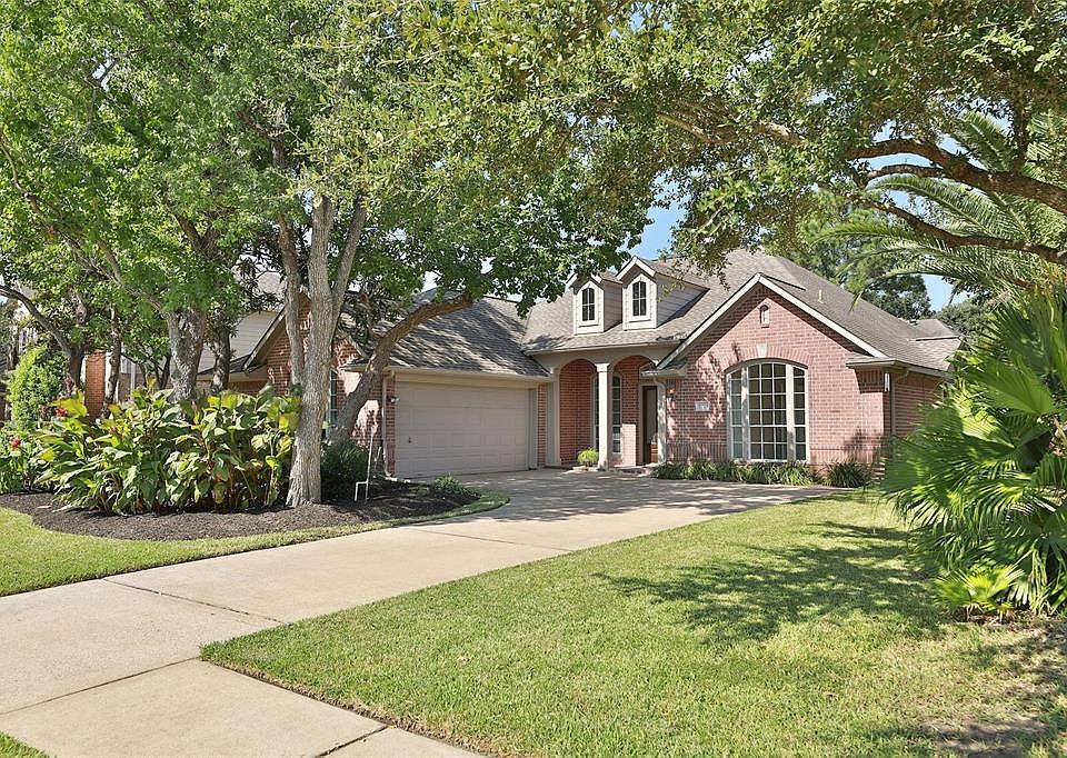 Fantastic One-Story David Weekley Home (4/2.5/2) in the Quiet Neighborhood of Woodwind Lakes. NEVER FLOODED AND CARPET-FREE!