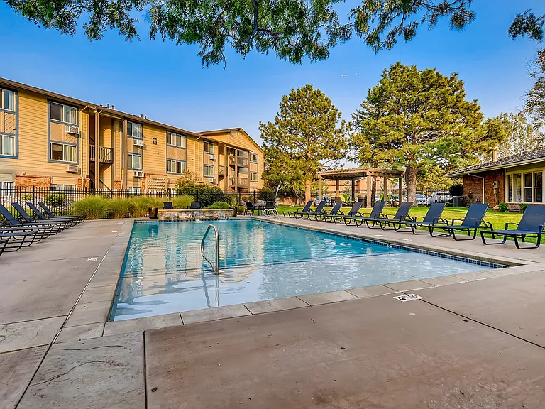 Clearview Apartments 4840-print-033-029-Pool-3600x2403-300dpi