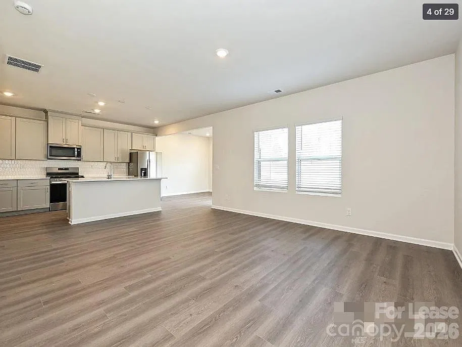 3 bed, 2.5 bath, 1749 sqft, $2,100 — Photo 4