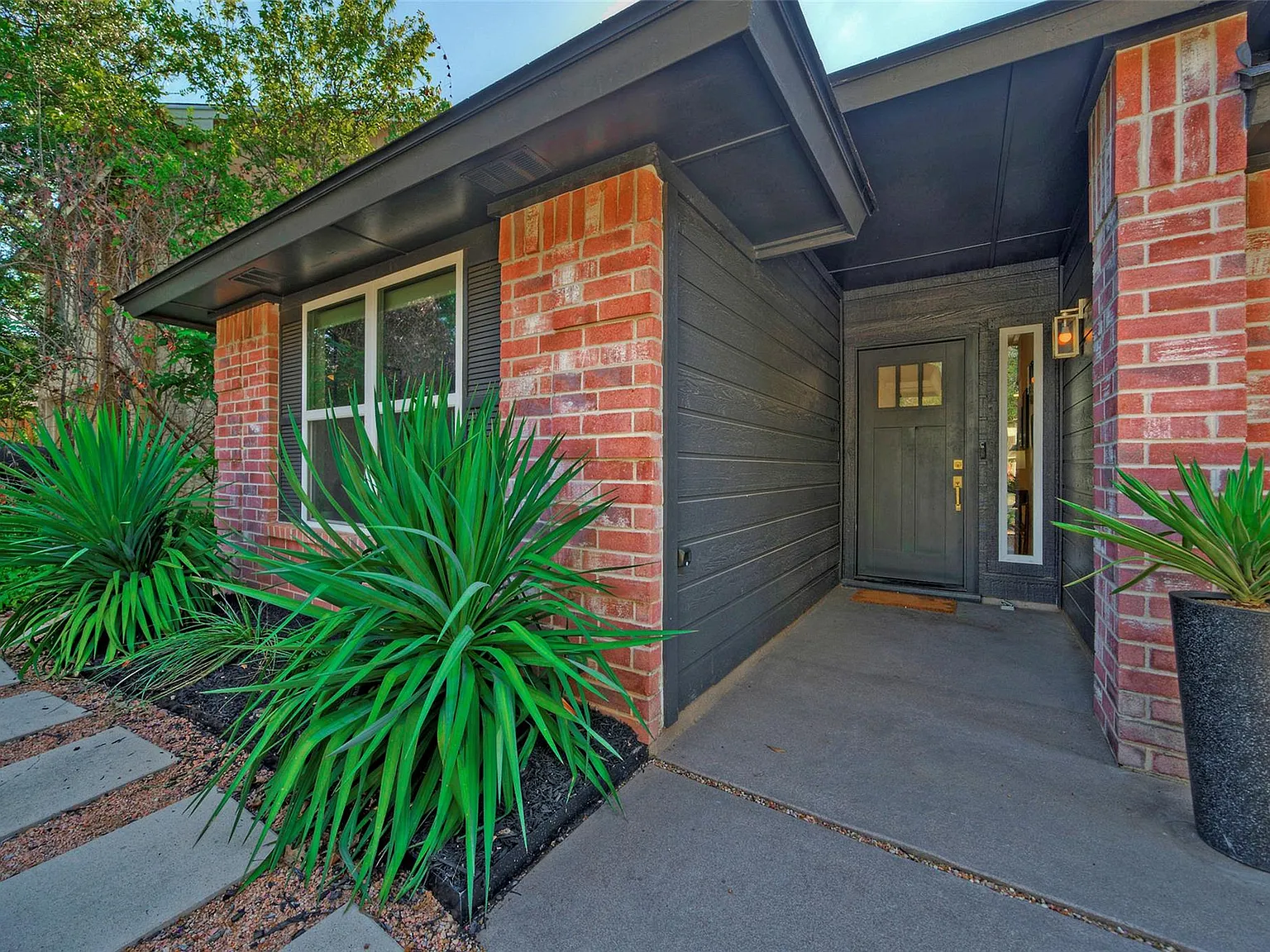 3 bed, 2.0 bath, 1725 sqft, $4,400 — Photo 3
