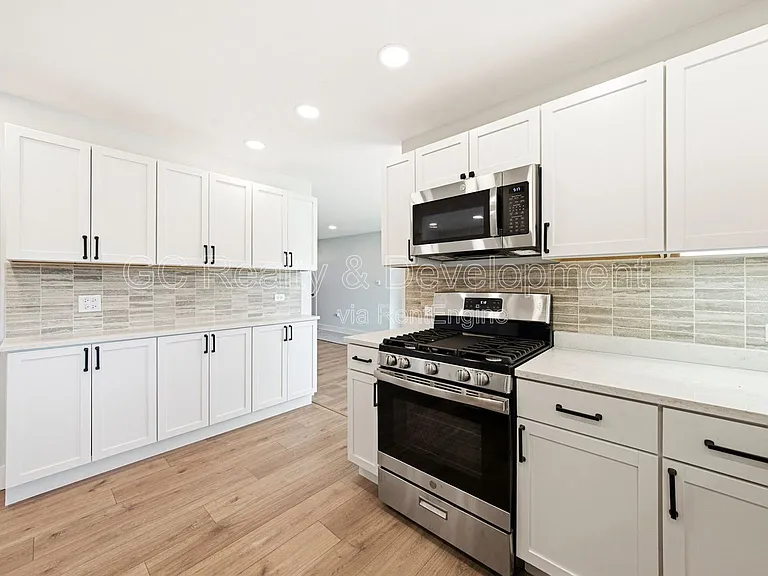 106 Hawthorne Dr — Photo 3