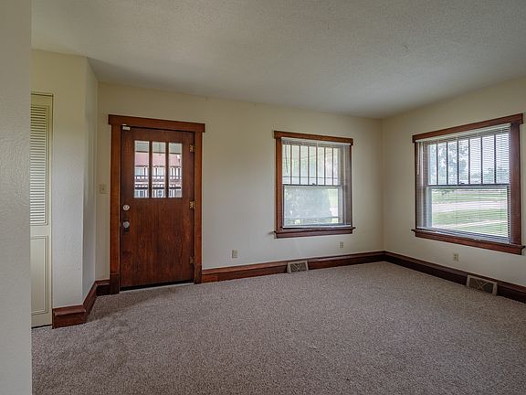 5th image of 1427 B Ave NE