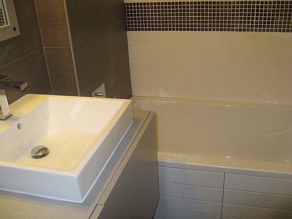 3rd image of 180 Scholes St #2HJ