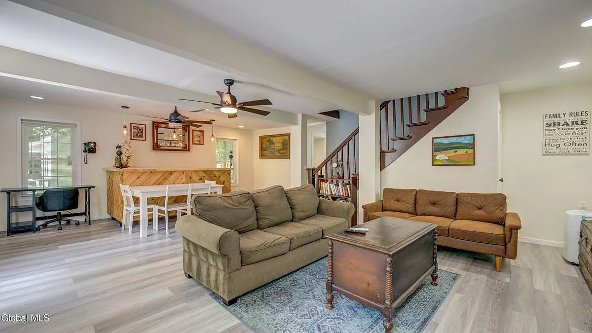 3 bed, 2.0 bath, 1540 sqft, $2,000 — Photo 2