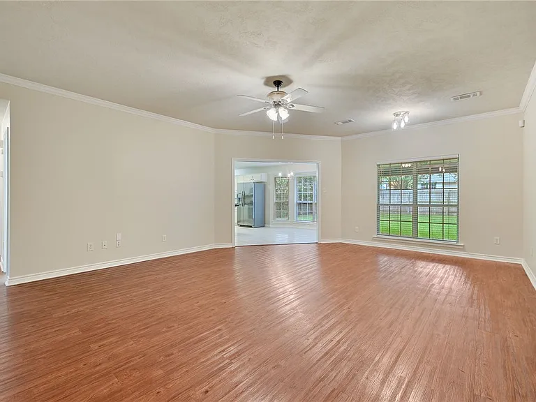 1208 Markham Ln — Photo 2