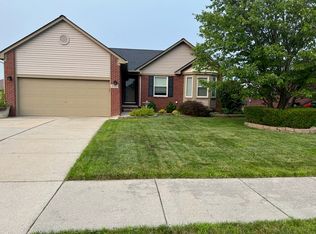 27223 Sparrow Ct, Chesterfield, MI 48051
