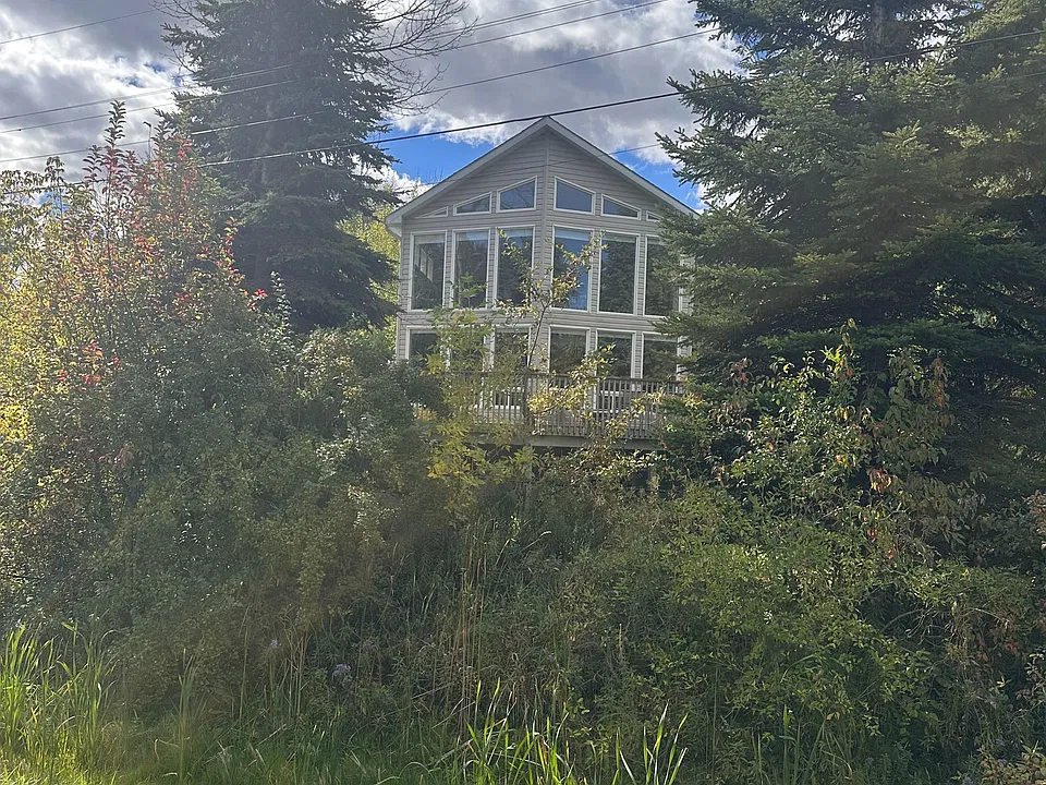 61 Constance Blvd N