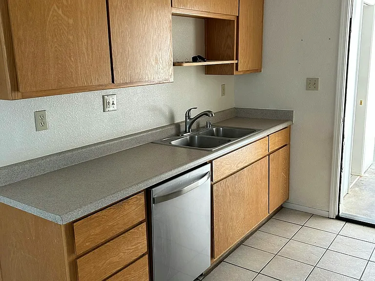 1011 Elizabeth Ln — Photo 6