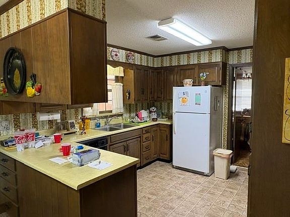 3rd image of 415 Alexander Ave