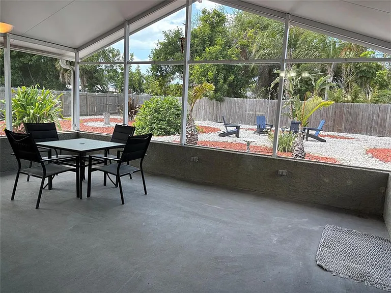 1008 Estremadura Dr — Photo 5