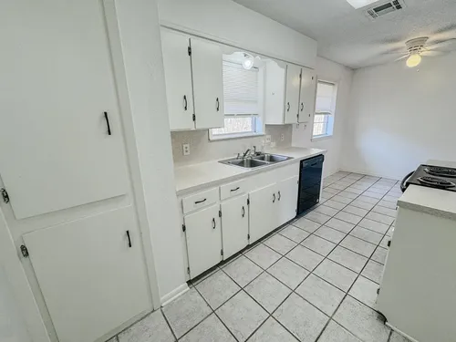 702 Monterrey Dr Photo 1