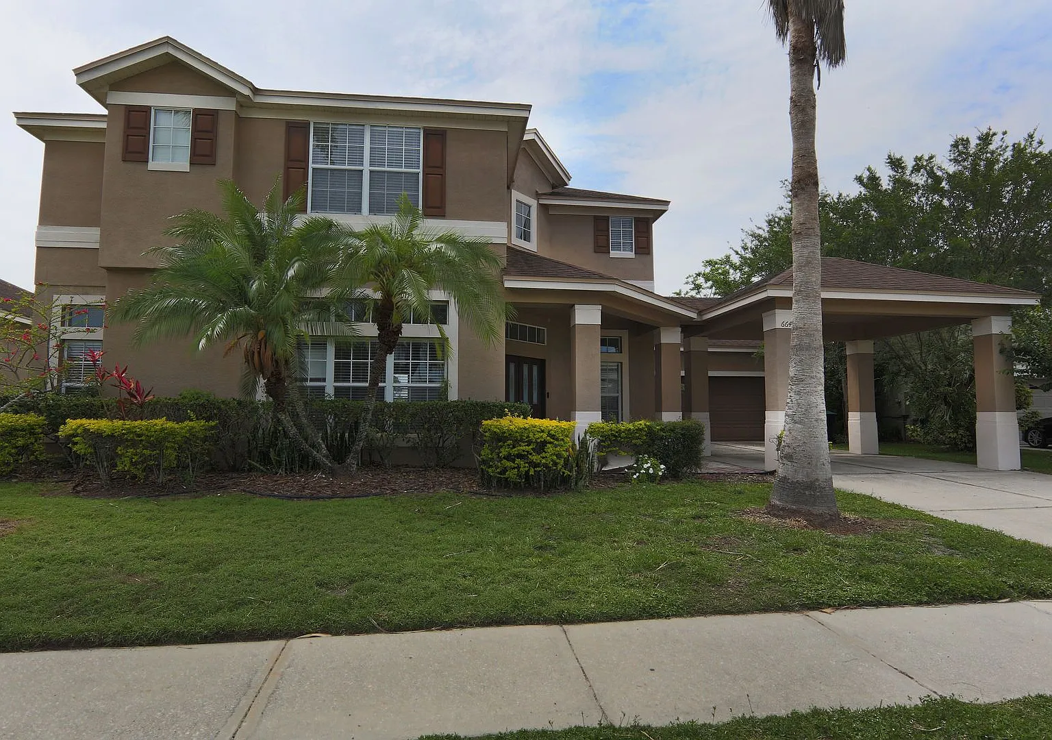 Beautiful 5 Bedroom/4 Bathroom Pool Home in Waterford Lake Area — Photo 1