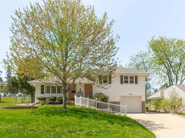 1309 Catherine St, Cedar Falls, IA 50613