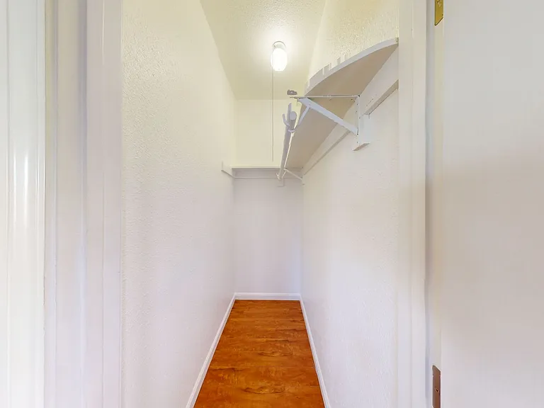 884 32nd St — Photo 14