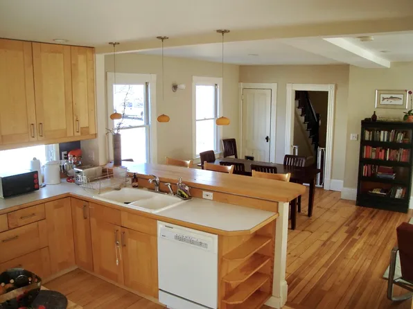 74 Cottage St, Amherst, MA 01002
