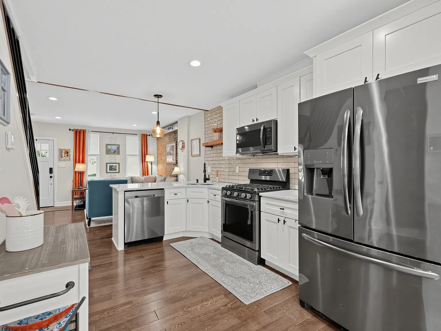 2 bed, 2.5 bath, 1008 sqft, $2,200 — Photo 4