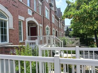 3055 Elmcreek Rd #5, Mississauga, ON L5B4J9