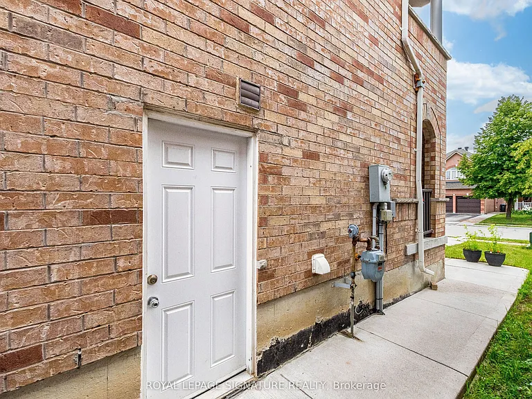 35 Whitehouse Cres — Photo 6