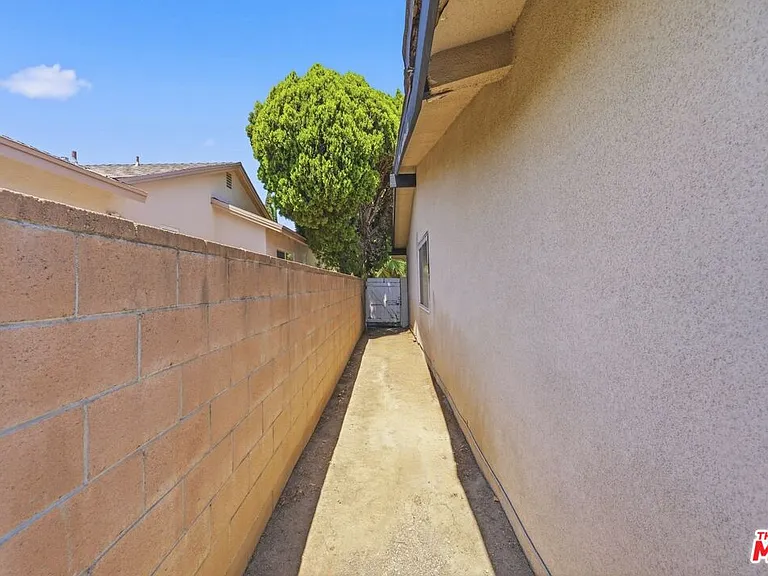 15920 Gledhill St — Photo 56