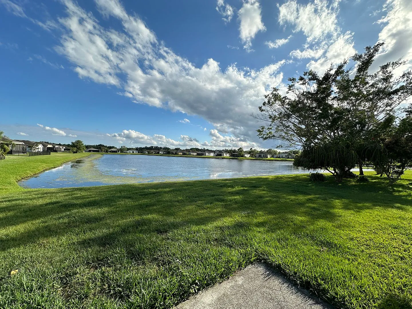 Spacious 3 bedroom home with view of pond in backyard — Photo 3