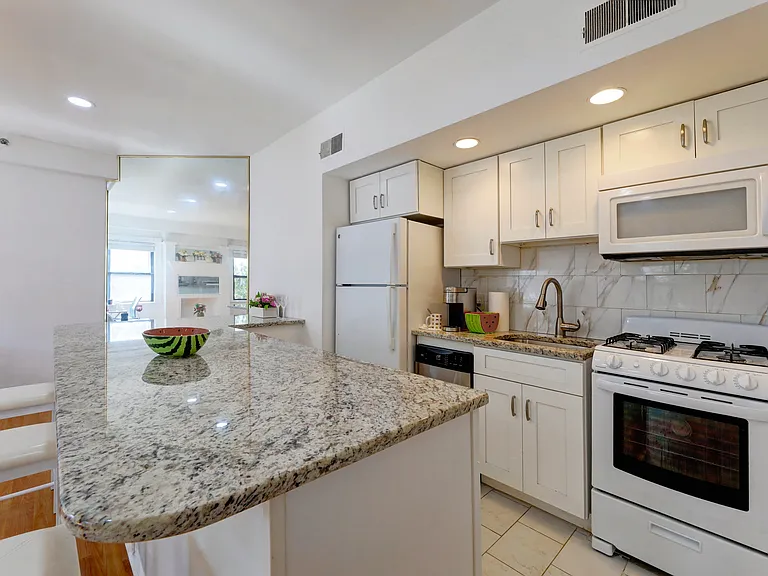 22 Engle St #17 — Photo 7