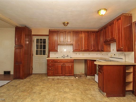 4th image of 145 Bouquet Ave