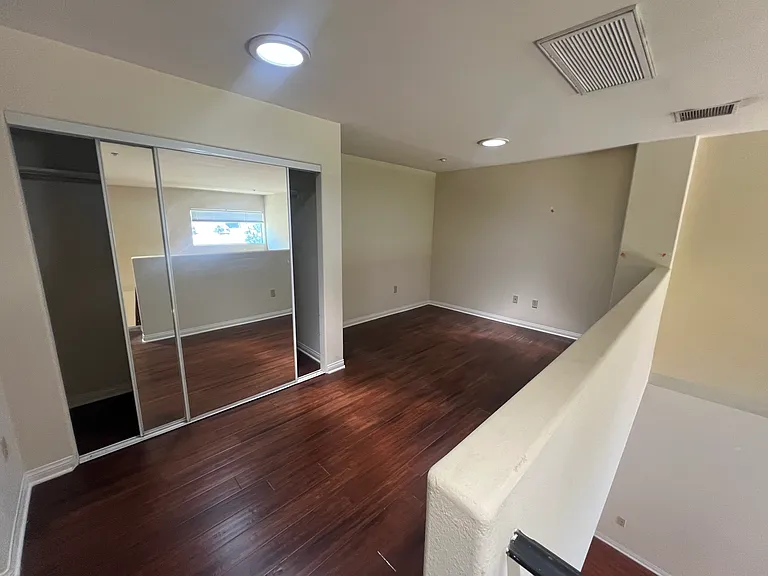 1154 Bellevue APT — Photo 5