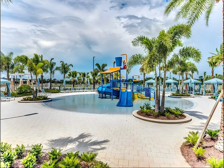 Tropical Palms Cir — Photo 30