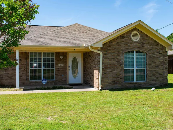 421 Chancellor Dr, Palestine, TX 75803