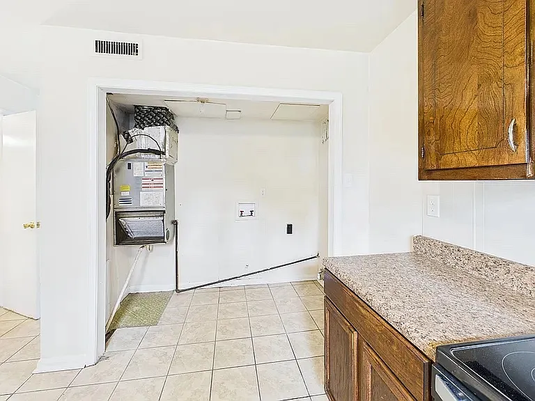 806 Arlington Rd — Photo 3