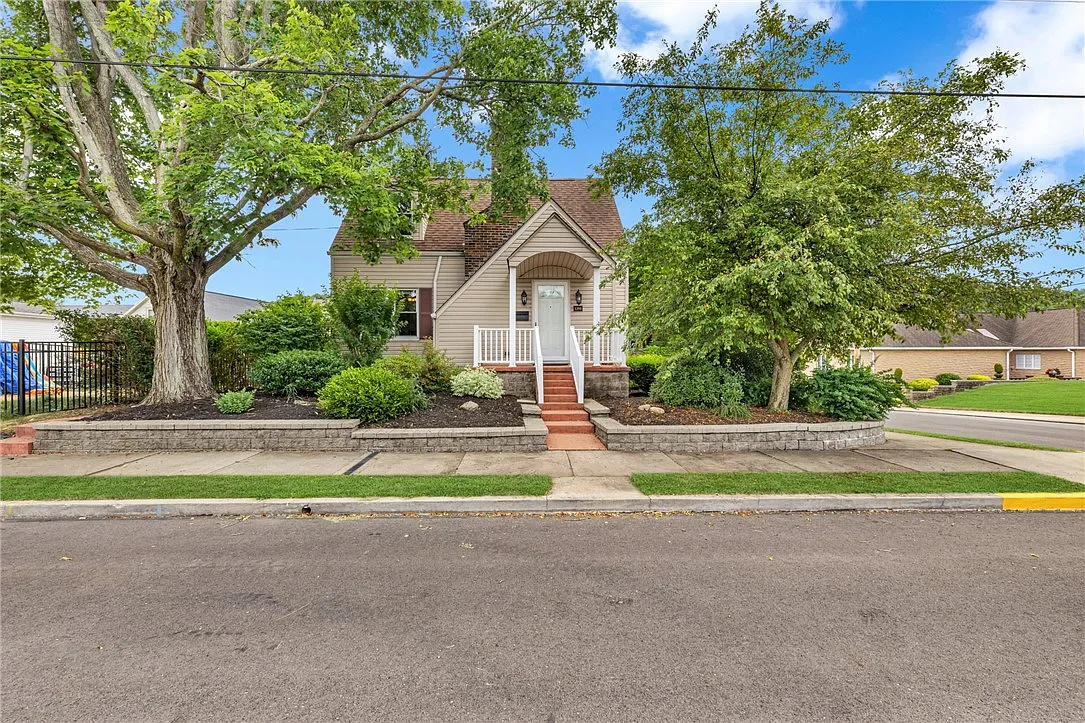 1295 Park Pl photo 1