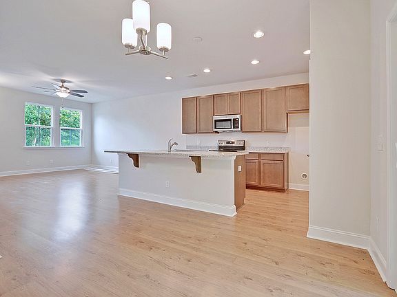 3rd image of 124 Valley Creek Dr