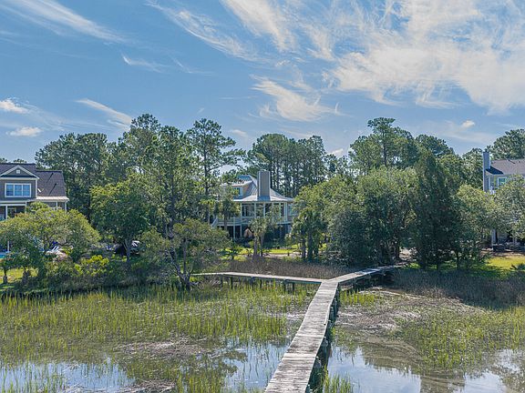 3rd image of 374 Commonwealth Rd