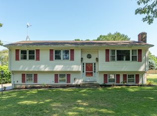 1 Overlook Dr, Waterford, CT 06385
