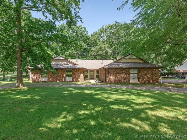 1104 N Fox St, Chouteau, OK 74337