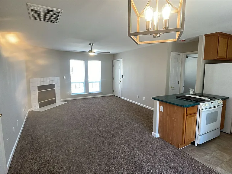 2120 Country Club Dr — Photo 4