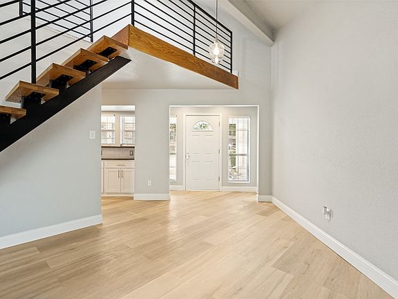 4th image of 676 Harbor Dr