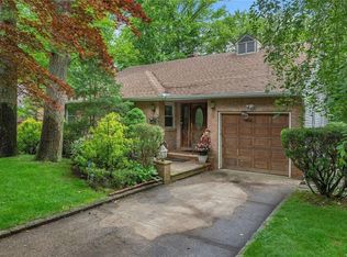3 Shadow Ln, Great Neck, NY 11021