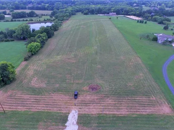 16886 Kenneth Rd, Stilwell, KS 66085