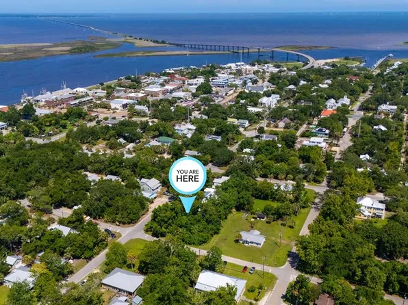 140 5th St, Apalachicola, FL 32320