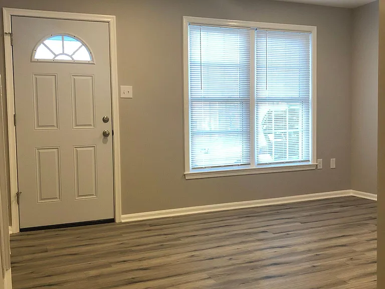 542 Newbury Ct — Photo 6