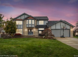 19801 Gill Rd, Livonia, MI 48152