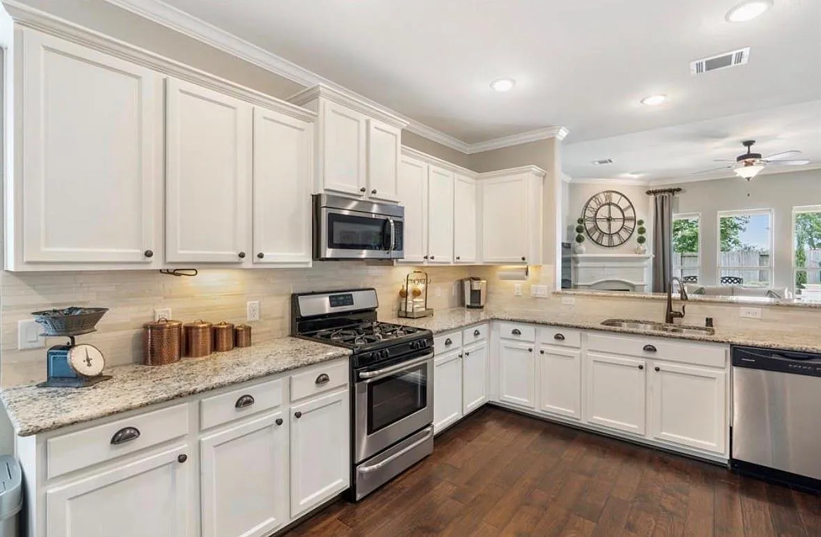 4 bed, 2.5 bath, 2411 sqft, $3,695 — Photo 4