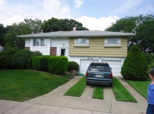 35 Headline Rd, Deer Park, NY 11729