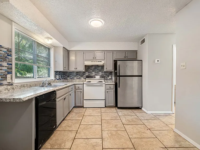 3904 Hudson Bend Rd #A — Photo 6
