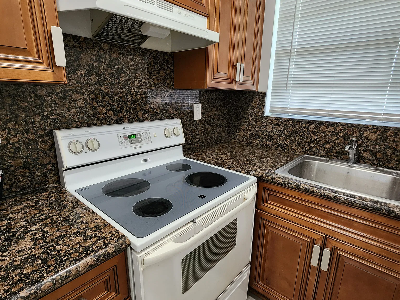 2466 Lincoln St — Photo 3